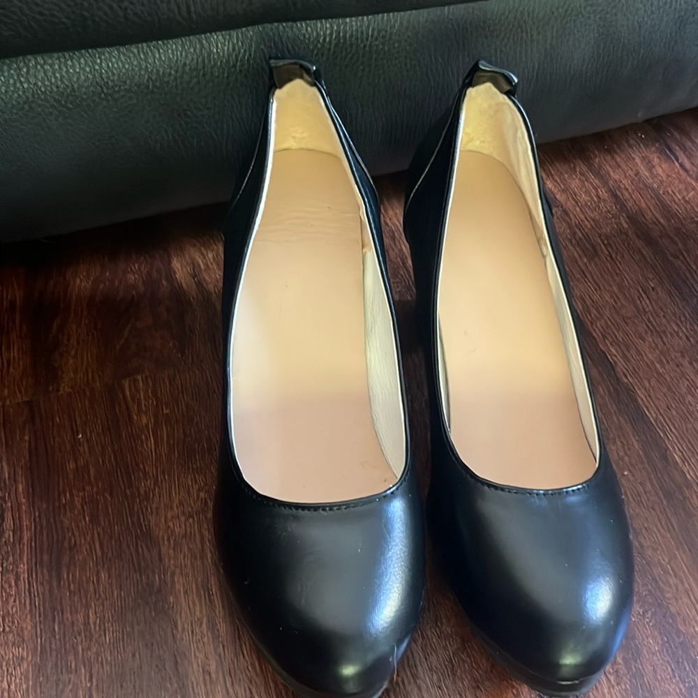 Black close toe heals never worn. Thicker heal size 6